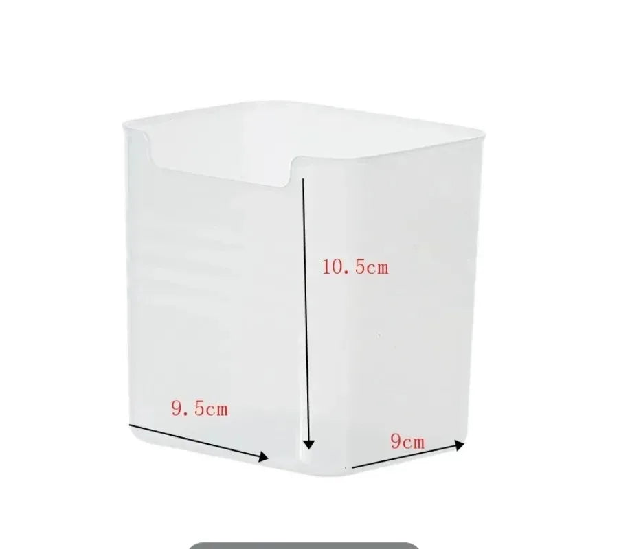 White cube with measurements in centimeters on a white background
